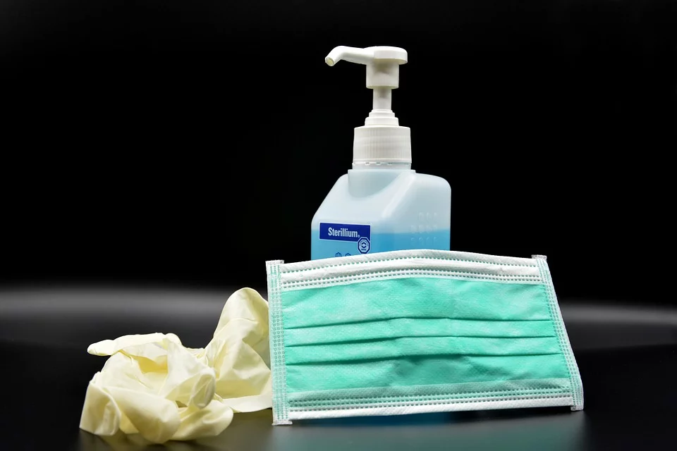 Máscarilla, guantes y solución desinfectante para la protección contra el coronavirus. | Foto: Pixabay
