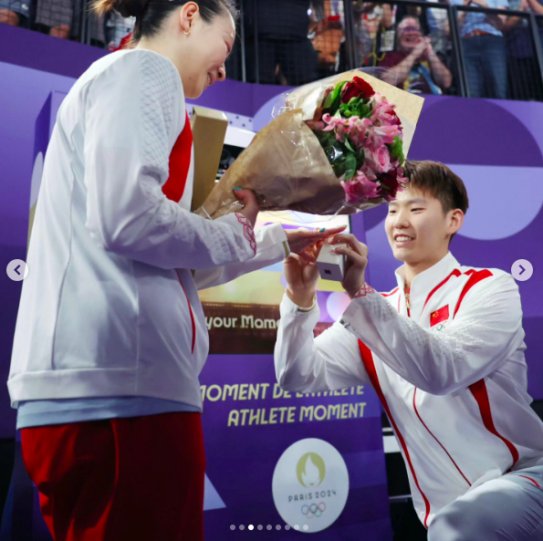 Liu Yuchen proposing to Huang Ya Qiong during the Paris Olympics, posted on August 3, 2024 | Source: Instagram/hyq28