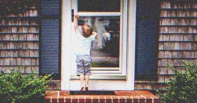 Niño intentando abrir puerta de vidrio. | Foto: Shutterstock