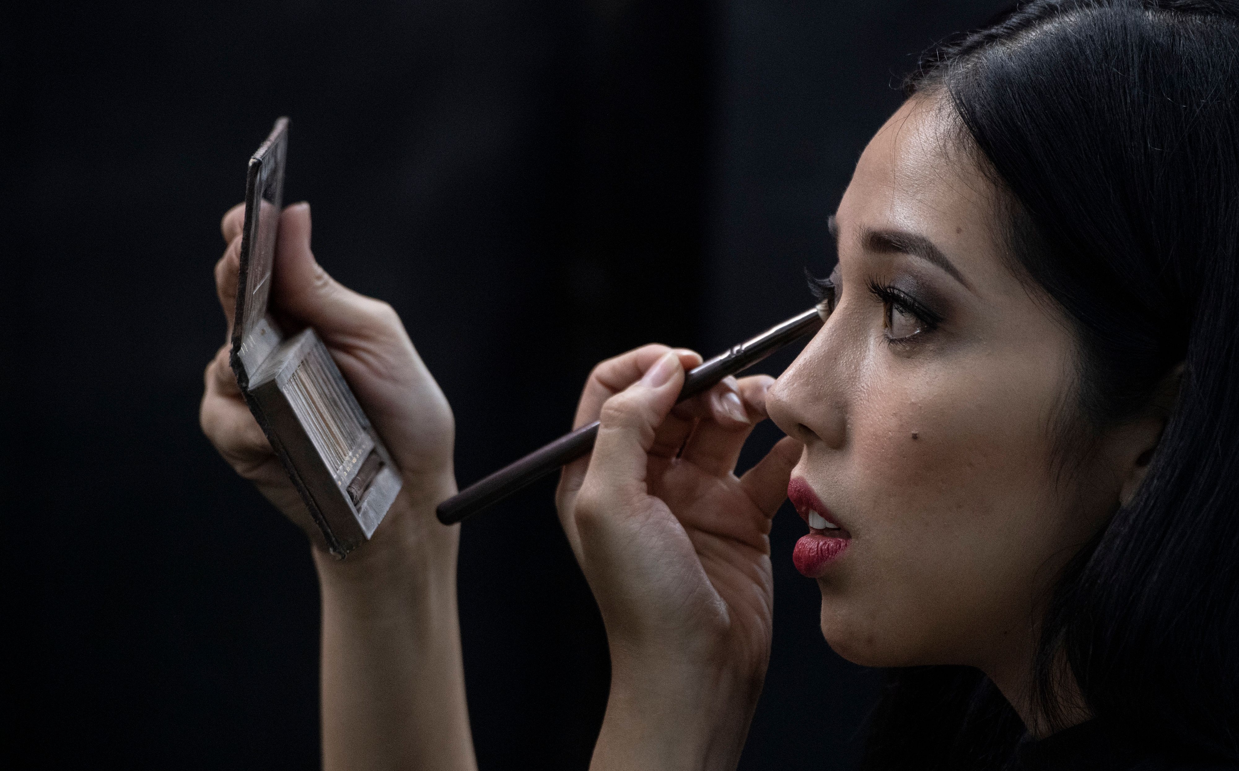 Woman putting on makeup | Source: Getty Images