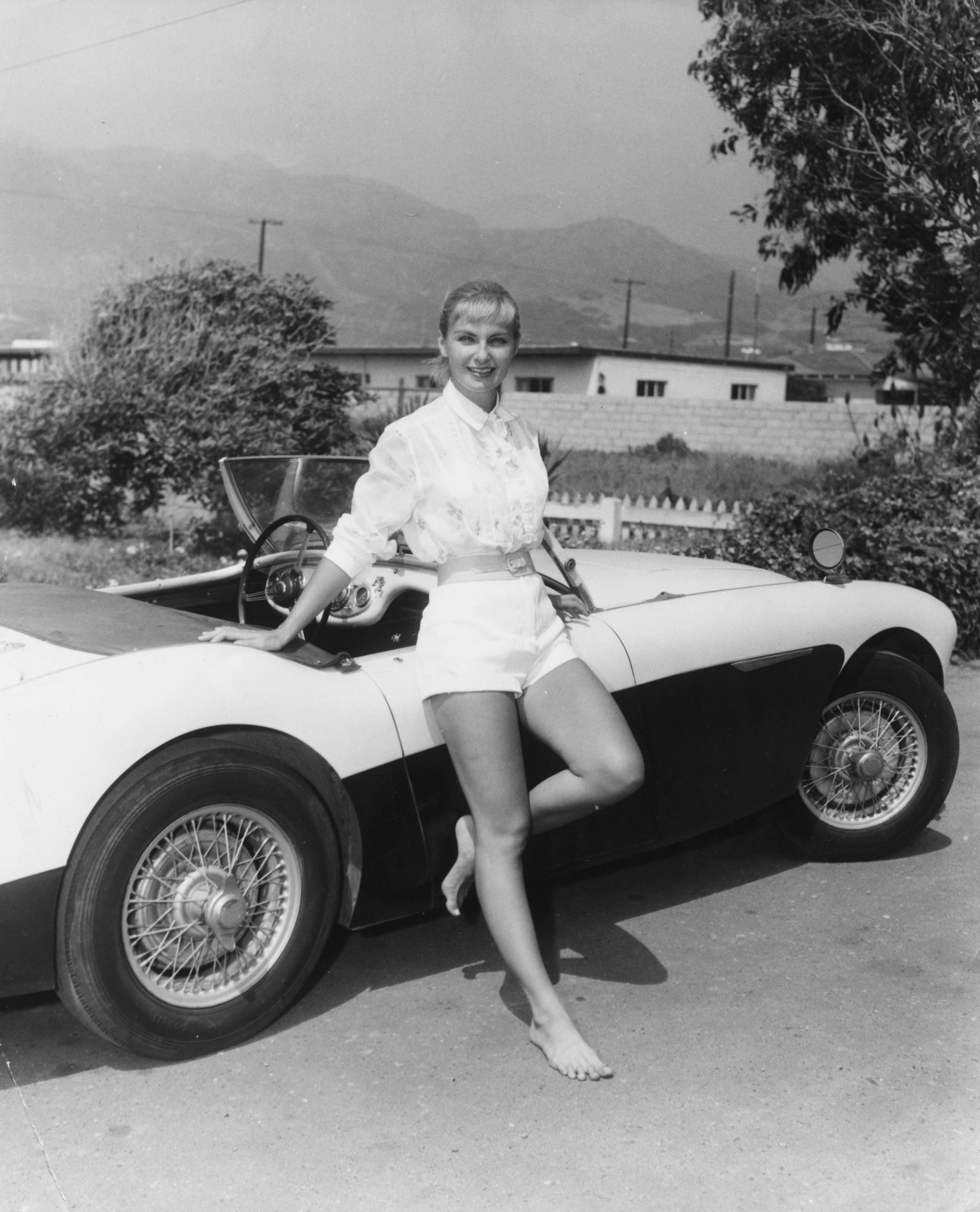Portrait of Joanne Woodward standing next to her car in Hollywood, November 1957 | Photo: Getty Images