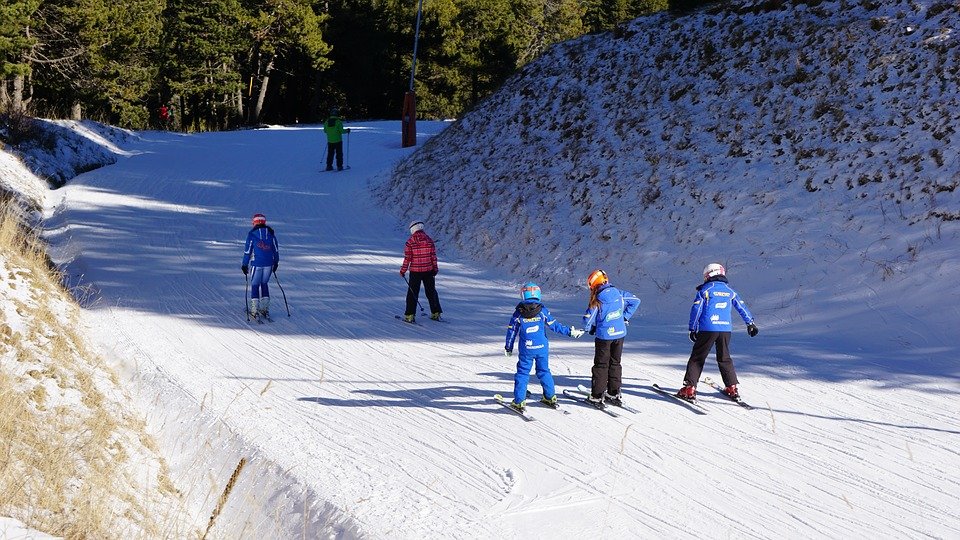 Familias esquiando. | Foto: Pixabay
