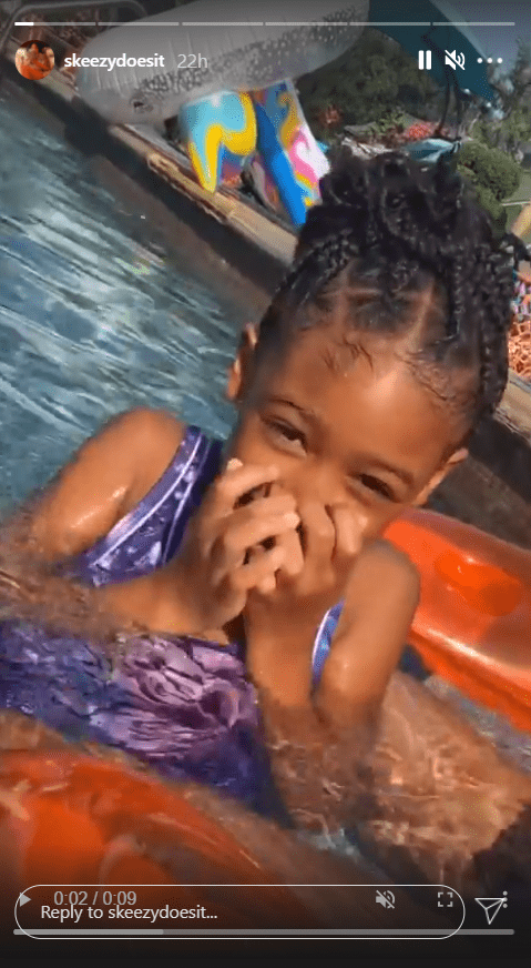 Whoopi Goldberg's great-granddaughter playing in the pool | Photo: Instagram/skeezydoesit