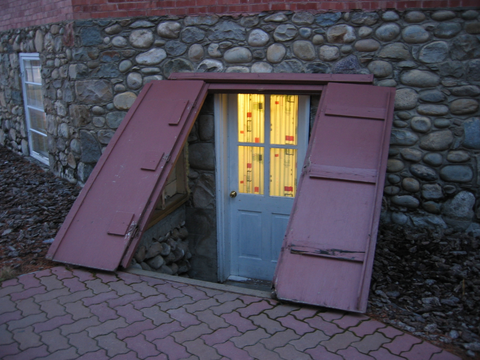 A door leading into a basement | Source: Flickr