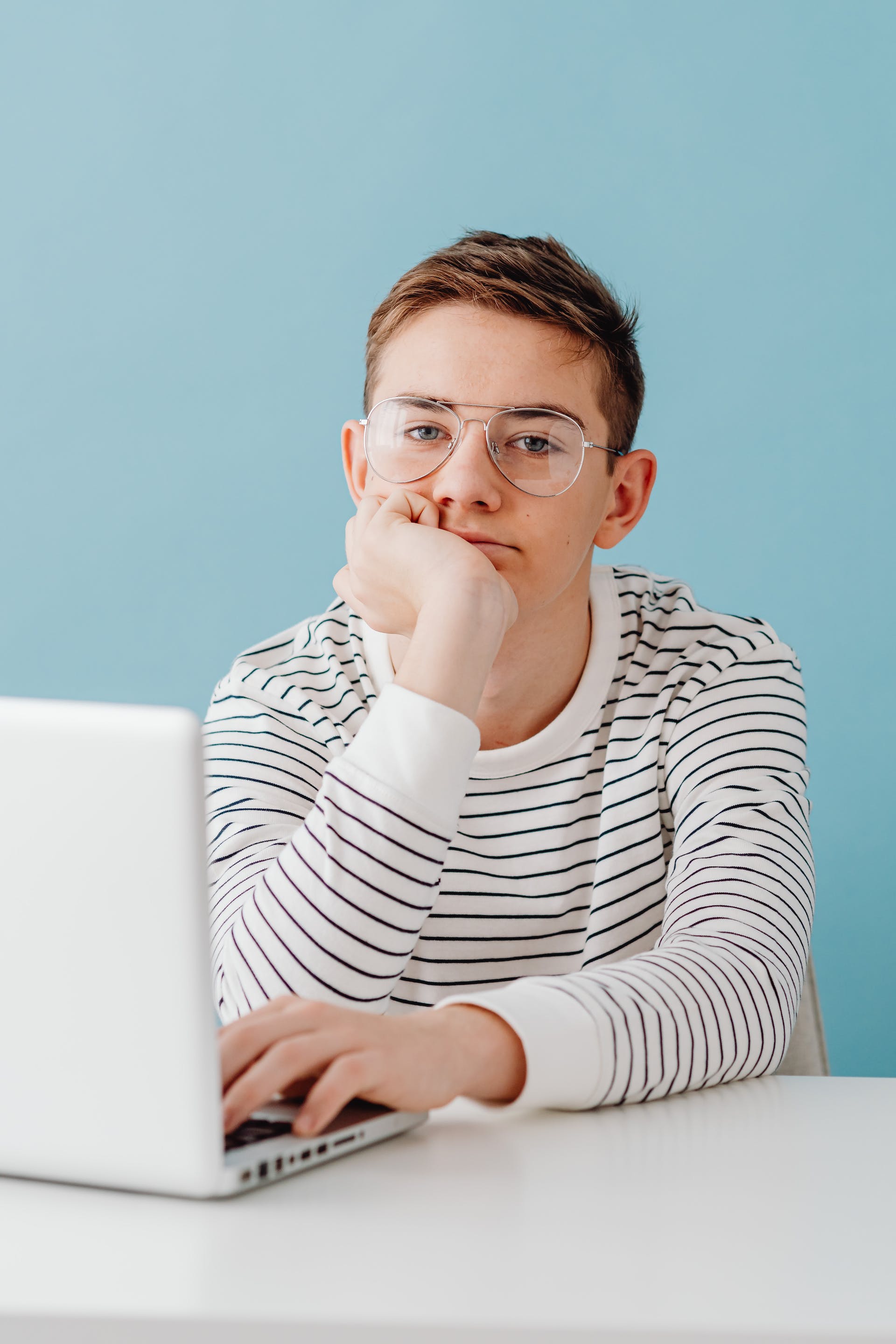 Teenage boy sitting with laptop | Source: Pexels