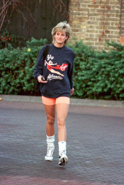 Prinzessin Diana, Prinzessin von Wales, trägt ein Sweatshirt von Virgin Atlantic und verlässt den Chelsea Harbour Club, London im November 1995 | Quelle: Getty Images