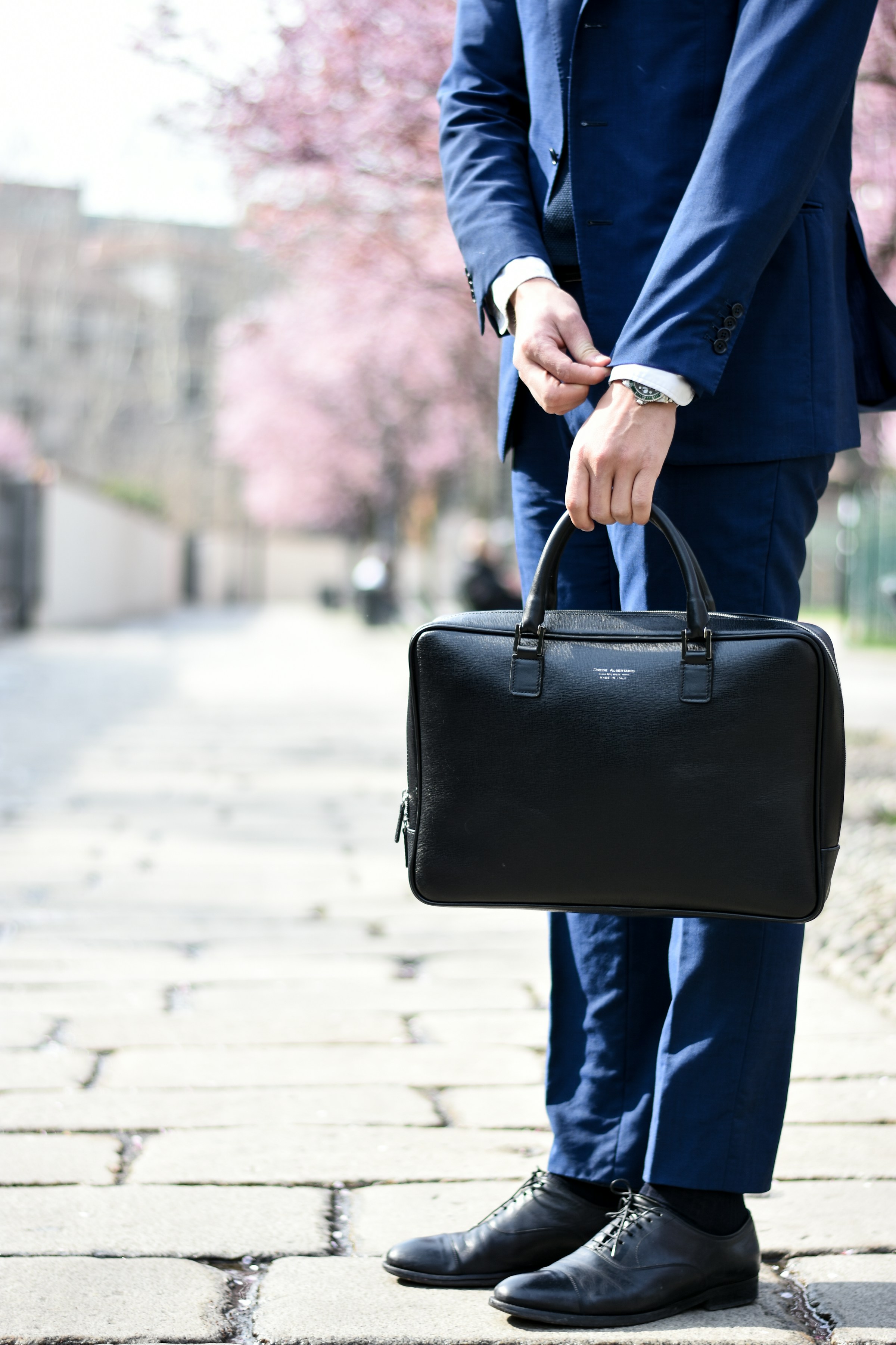 A man holding a briefcase | Source: Unsplash