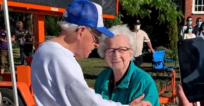 100-year-old brother reunited with his 98-year-old sister for the first time since the pandemic started | Photo: Tiktok/emilyknight75