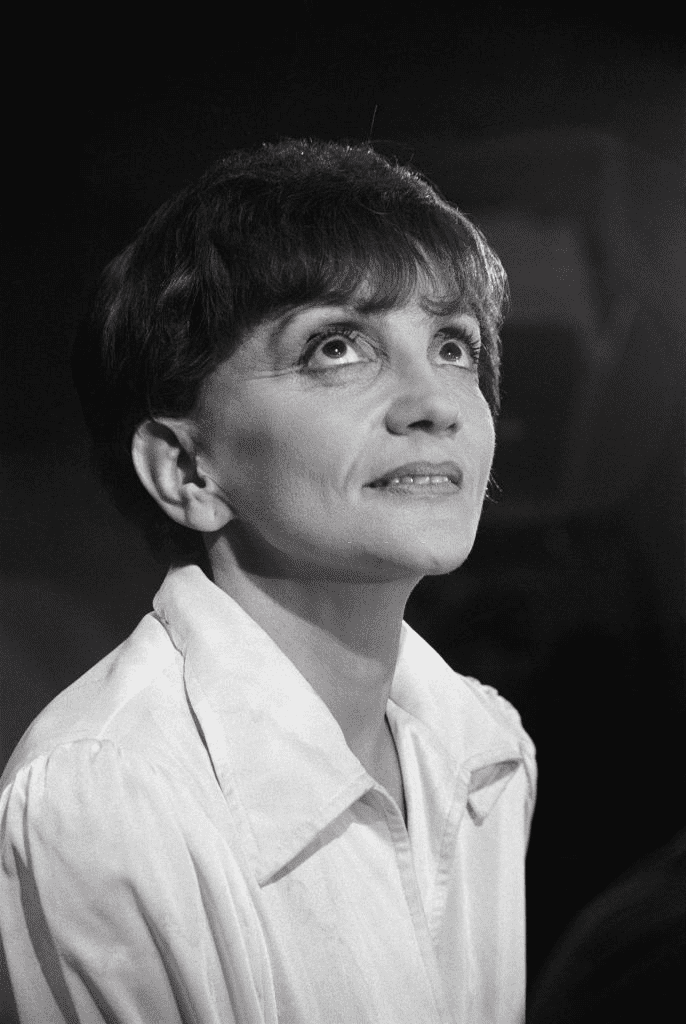 Portrait de Denise Glaser, présentatrice de l'émission 'Discorama' à la télévision, circa 1970, à Paris, France. | Photo : Getty Images