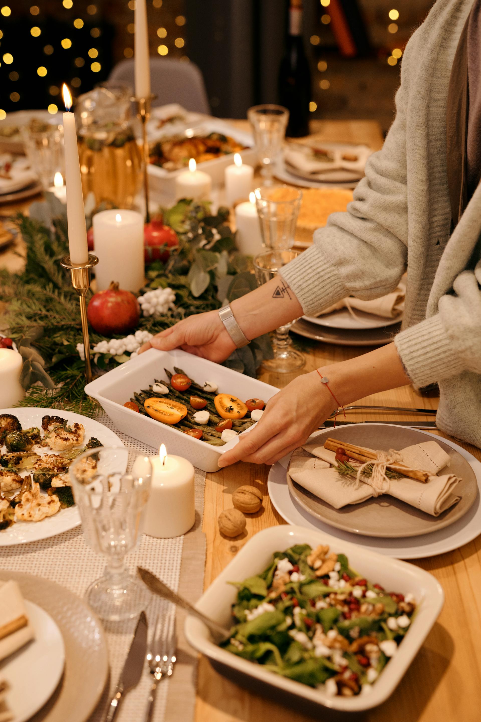 A woman serving food | Source: Pexels