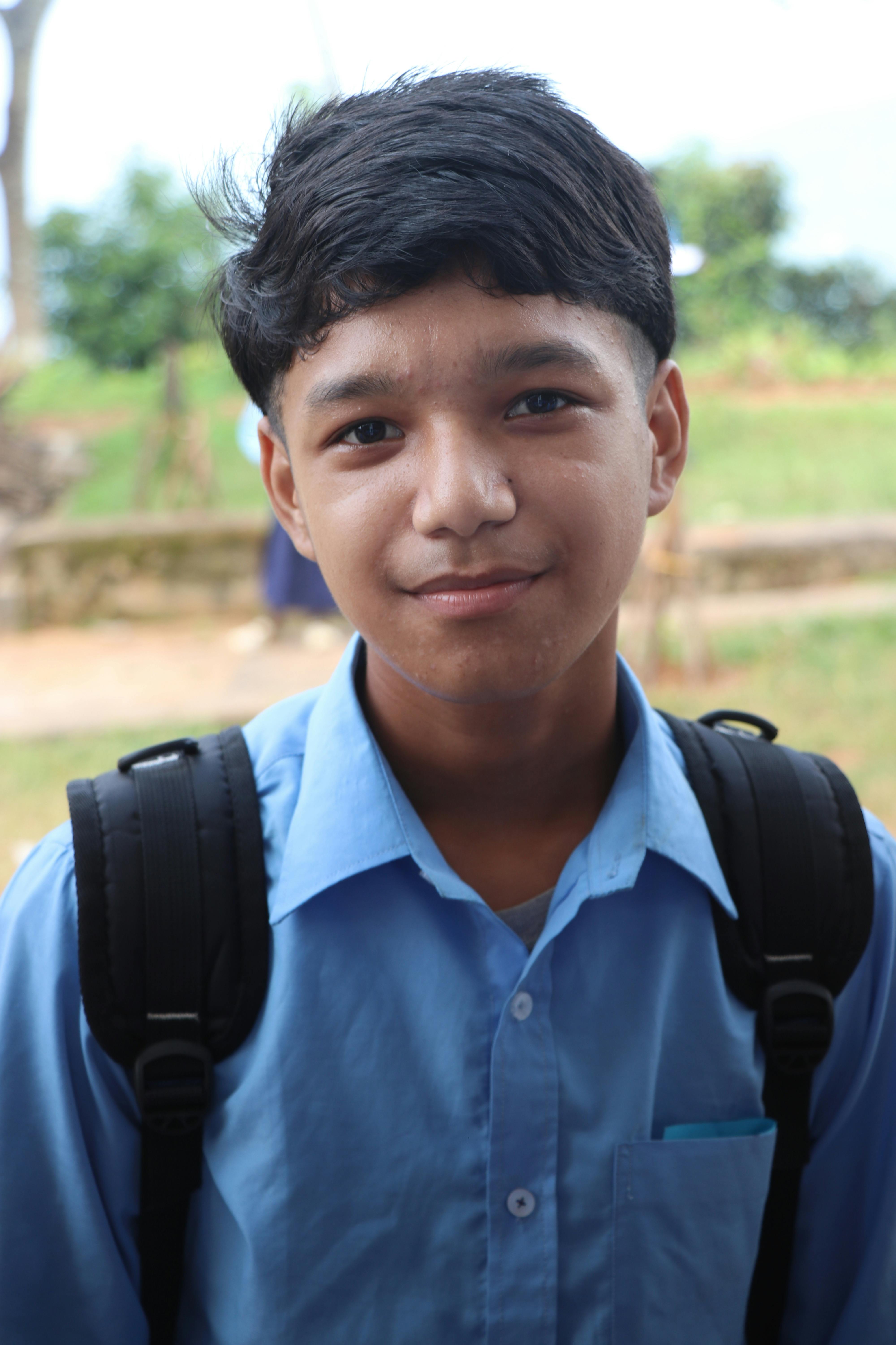 A boy carrying a backpack | Source: Pexels