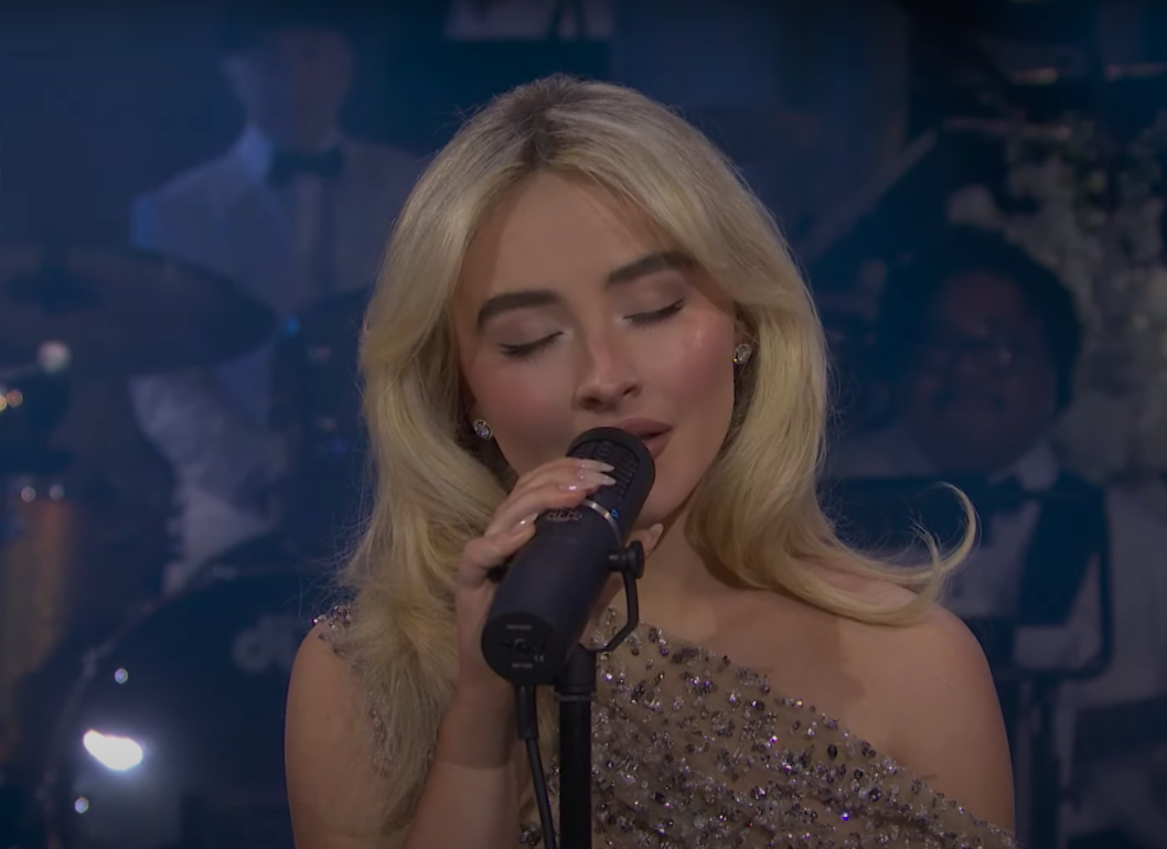 Sabrina Carpenter singing on stage. | Source: YouTube/Saturday Night Live