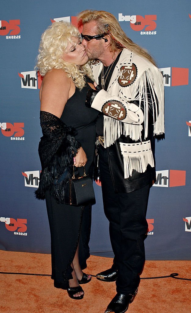 Duane "Dog" kisses Beth Chapman on the check as they arrive at the VH1 Big In '05 Awards held, on December 3, 2005, in Culver City, California | Source: Stephen Shugerman/Getty Images