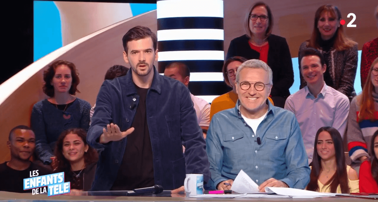 source : Marc-Antoine Le Bret sur le plateau de l’émission les “Enfants de la télé” | Photos : Dailymotion / Closer