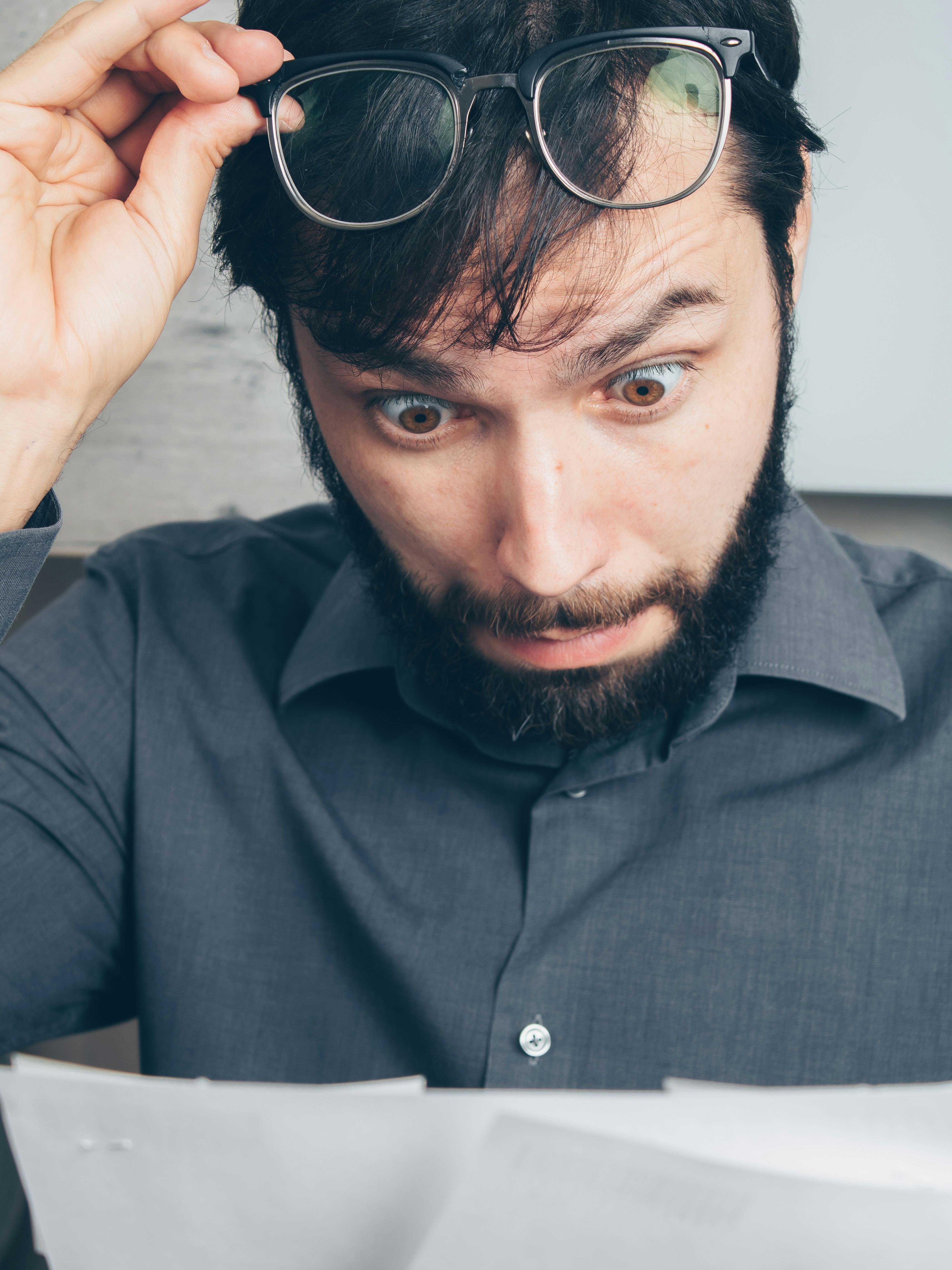 A shocked man reading a note | Source: Pexels