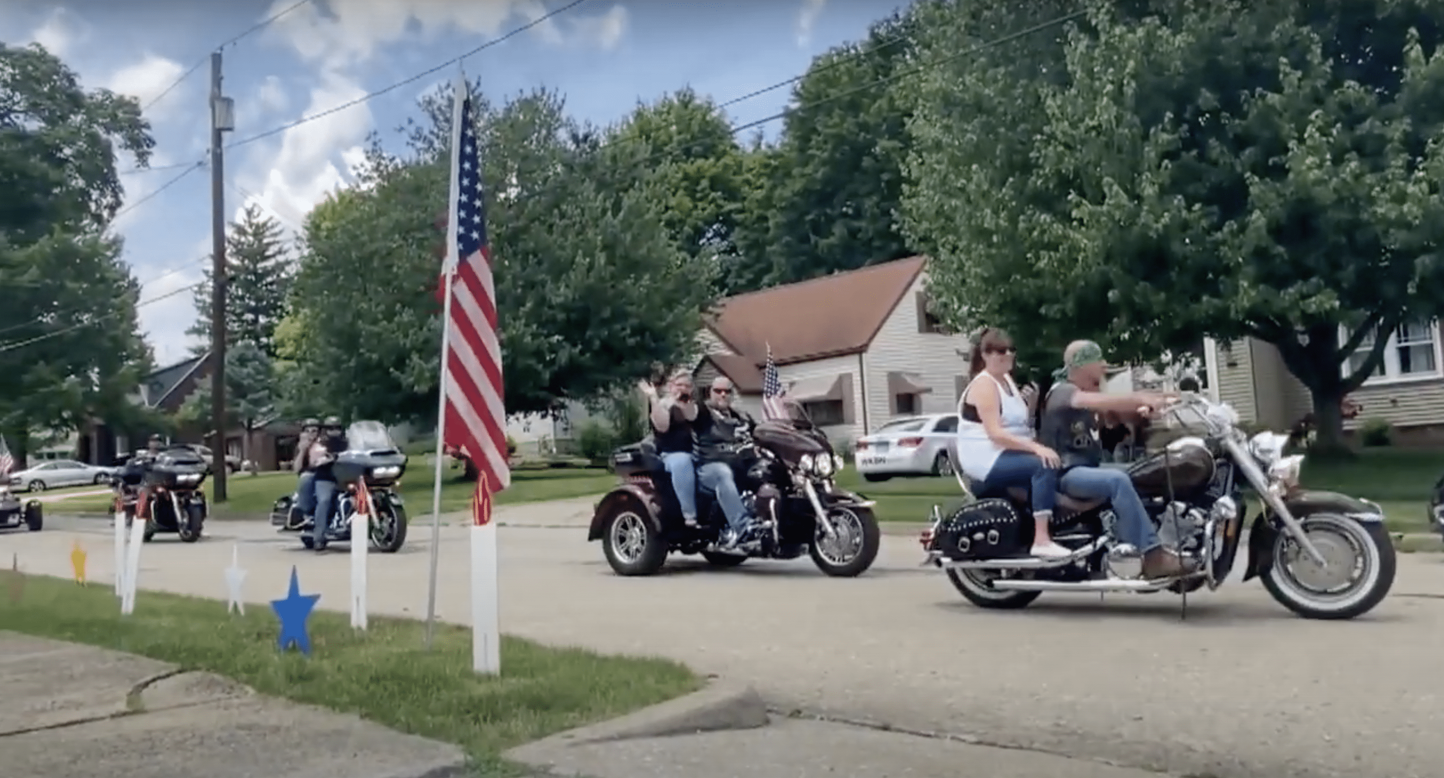 Joey'nin 62. doğum günü geçit töreninin bir parçası olarak Struther ailesinin evinin önünden geçen motosikletçiler |  Kaynak: YouTube.com/WKBN27
