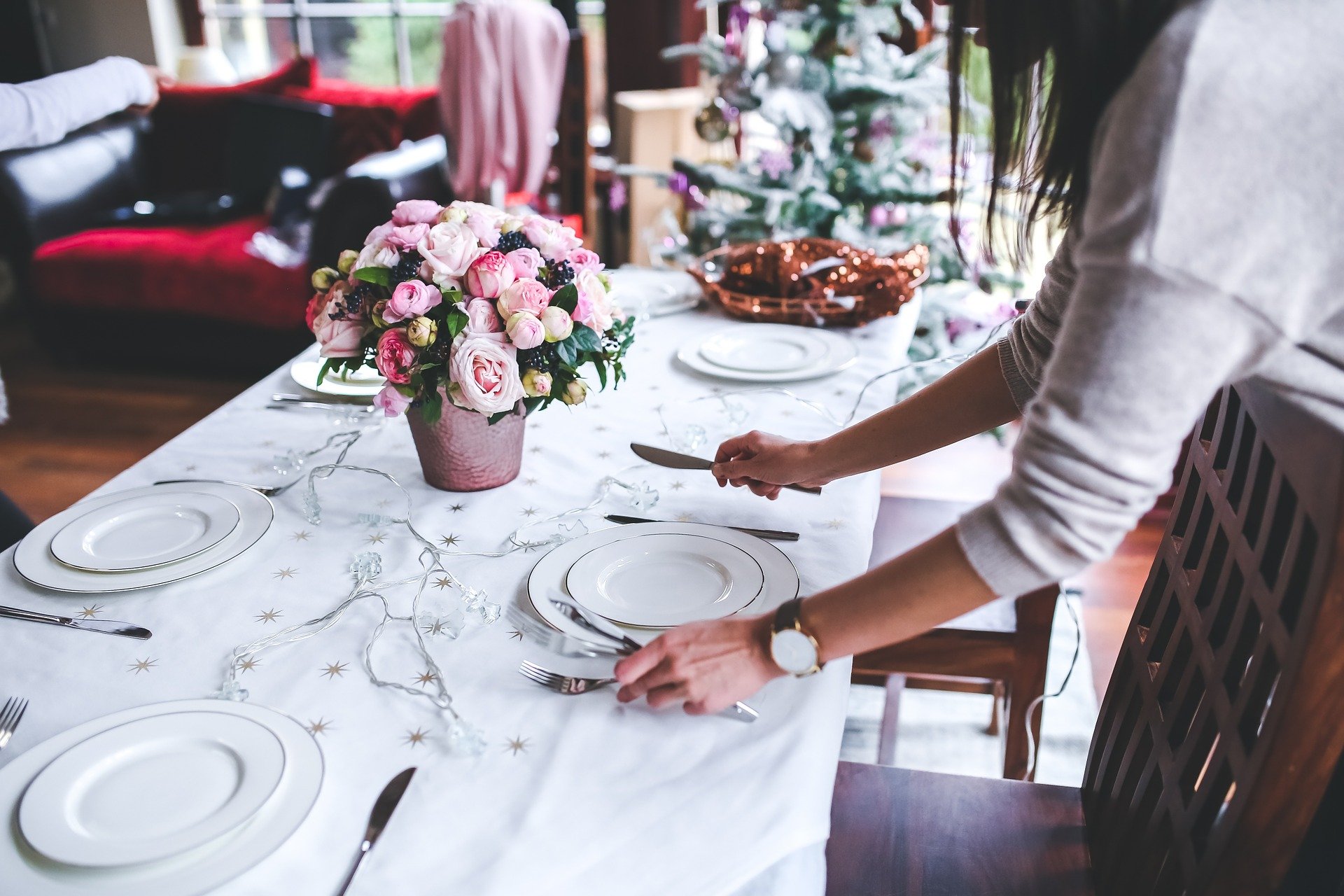 A dinner table being set. | Source: Karolina Grabowska/Pixabay 