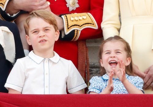 Príncipe George y la Princesa Charlotte de Cambridge en el balcón del Palacio de Buckingham durante Trooping The Color el 8 de junio de 2019 en Londres, Inglaterra. | Foto: Getty Images