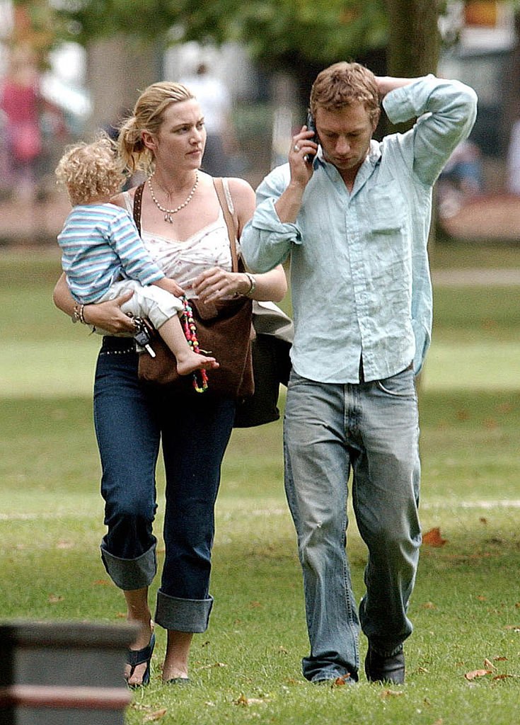 Kate Winslet carrying her child, Mia, with her ex-husband Jim Threapleton to London Park in 2002. |  Photo: Getty Images