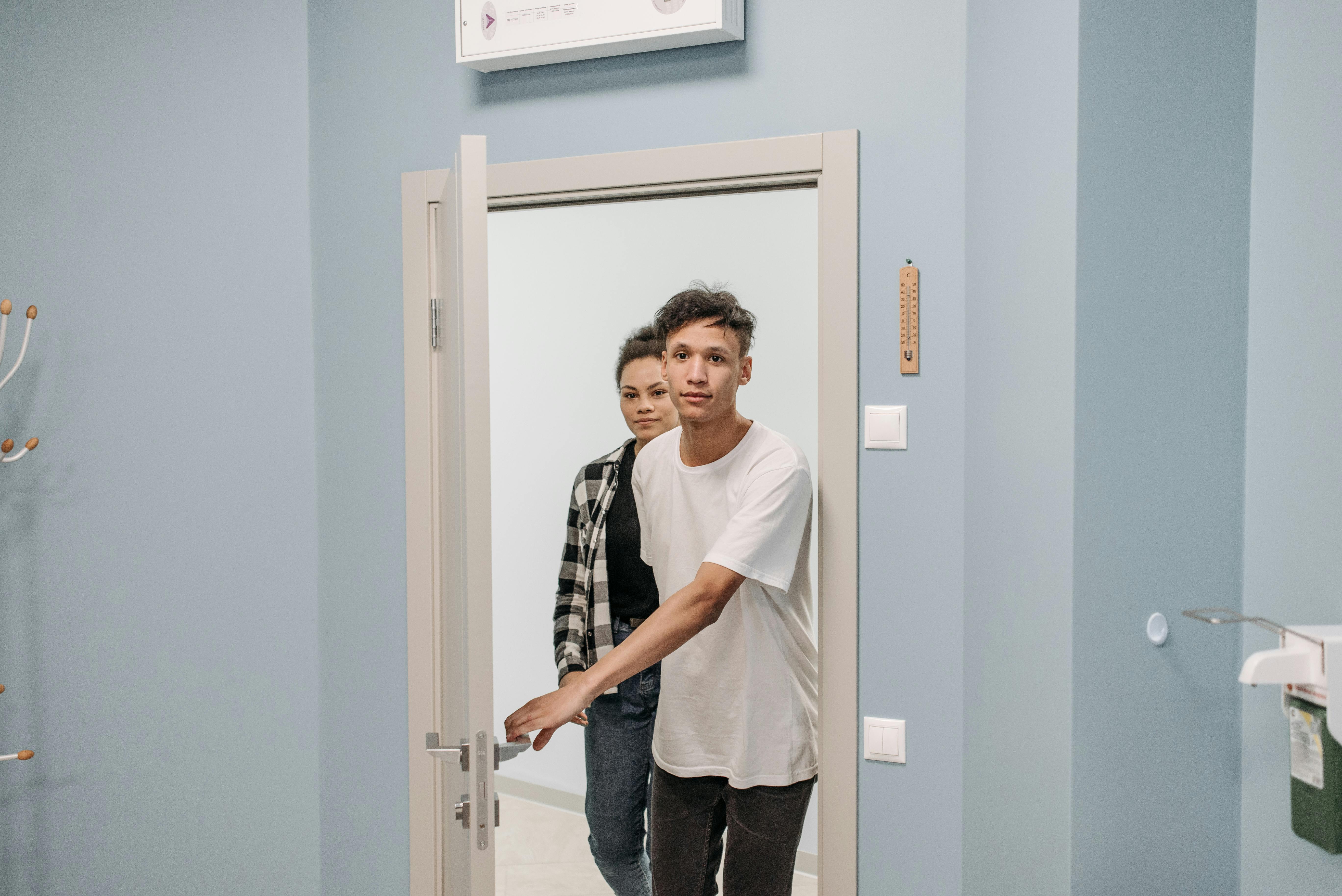 A couple entering a room | Source: Pexels