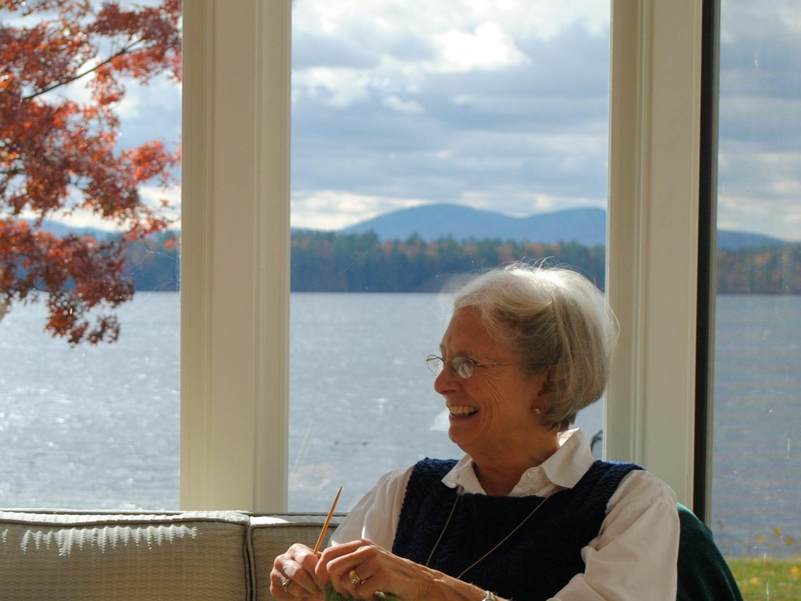 An elderly woman chatting with others in a living room | Source: Pexels