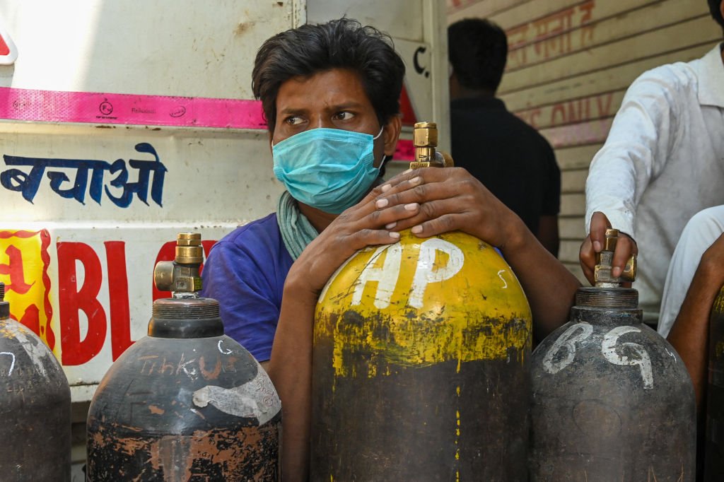 Die Menschen warten darauf, am 7. Mai 2021 in einem privaten Nachfüllzentrum in Neu-Delhi medizinische Sauerstoffflaschen für Covid-19-Coronavirus-Patienten nachzufüllen. (Foto von Prakash Singh / AFP) I Quelle: Getty Images