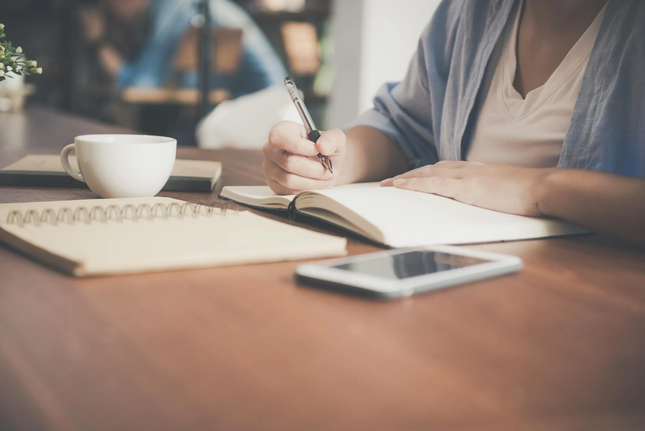 A woman writing | Source: Pexels