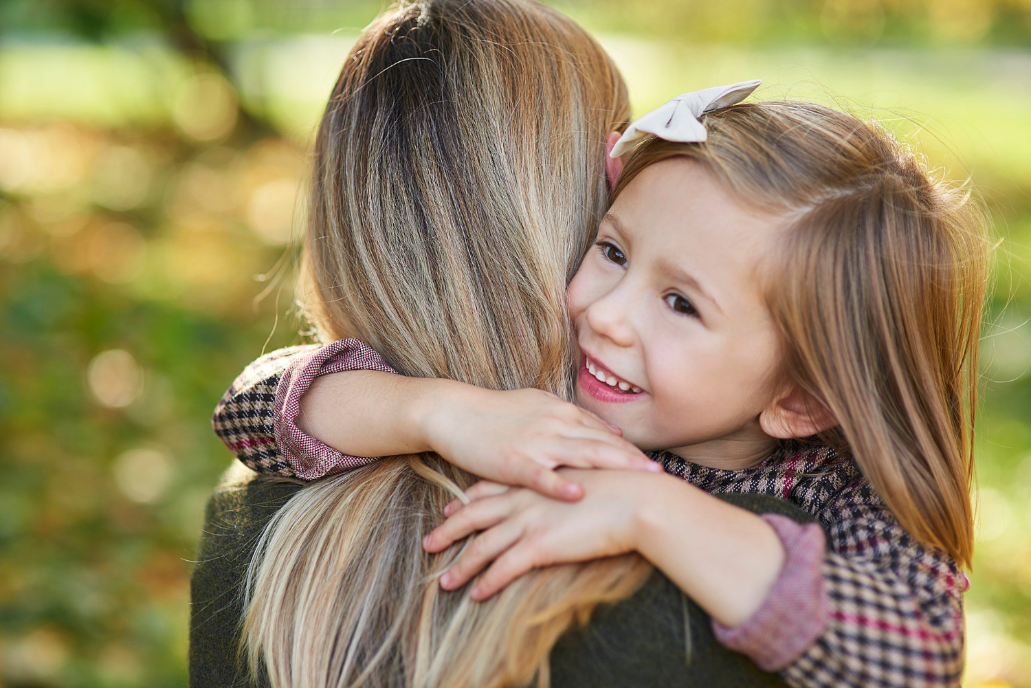 A little girl hugging her mother | Source: Freepik