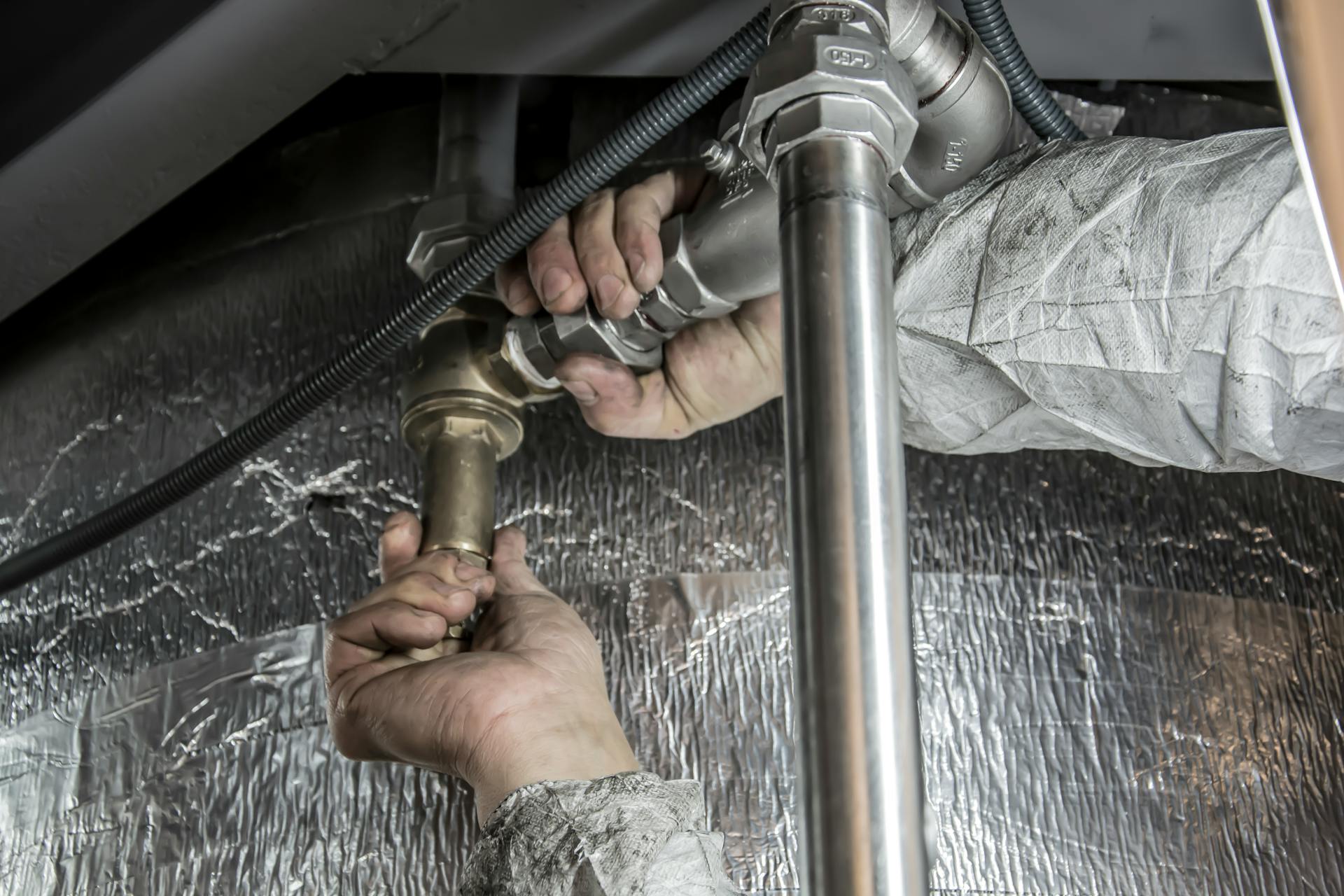 A man fixing a pipe | Source: Pexels