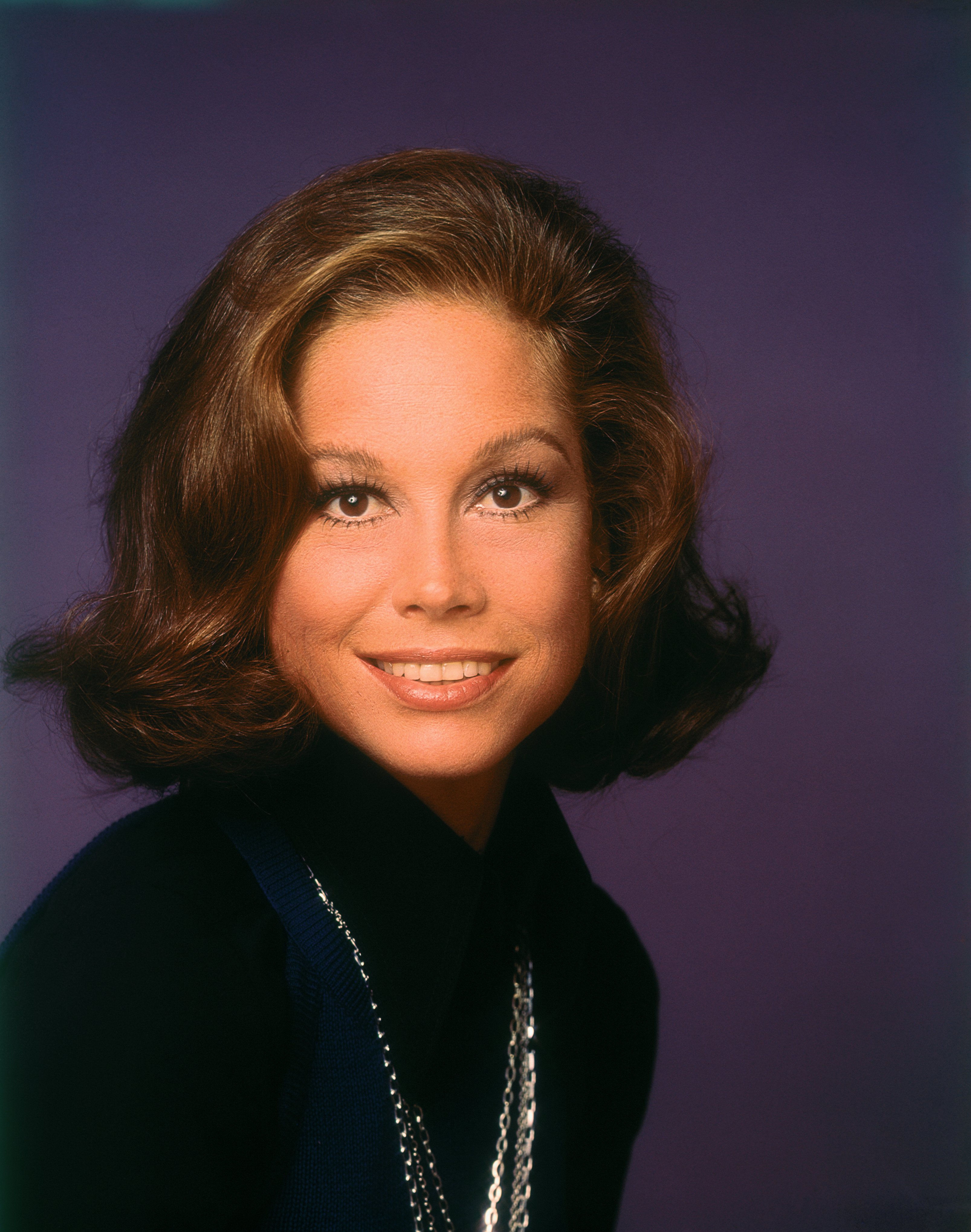 Close-up of smiling actress Mary Tyler Moore who stars in the television series The Mary Tyler Moore Show, circa 1975. | Photo: Getty Images