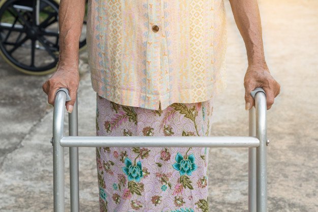 Une femme s'appuyant sur un déambulateur | Photo: Freepik Une femme s'appuyant sur un déambulateur | Photo: Freepik
