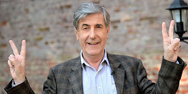 Le comédien et chanteur français Bernard Ménez. | Photo : Getty Images