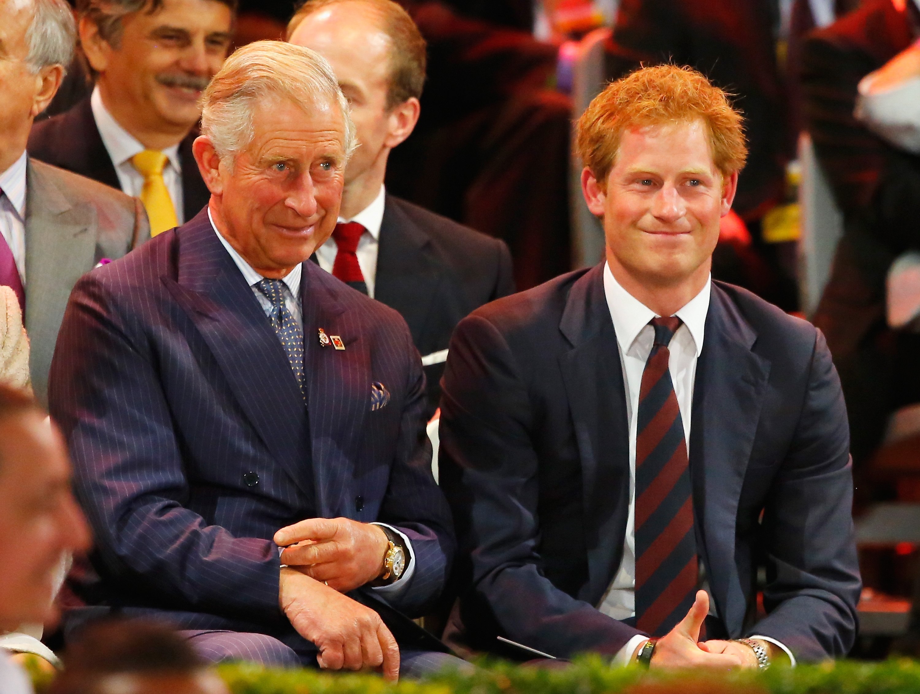 König Charles III. und Prinz Harry nehmen an der Eröffnungszeremonie der Invictus Games teil, die am 10. September 2014 von Jaguar Land Rover im Queen Elizabeth Olympic Park in London, England, präsentiert werden. | Quelle: Getty Images
