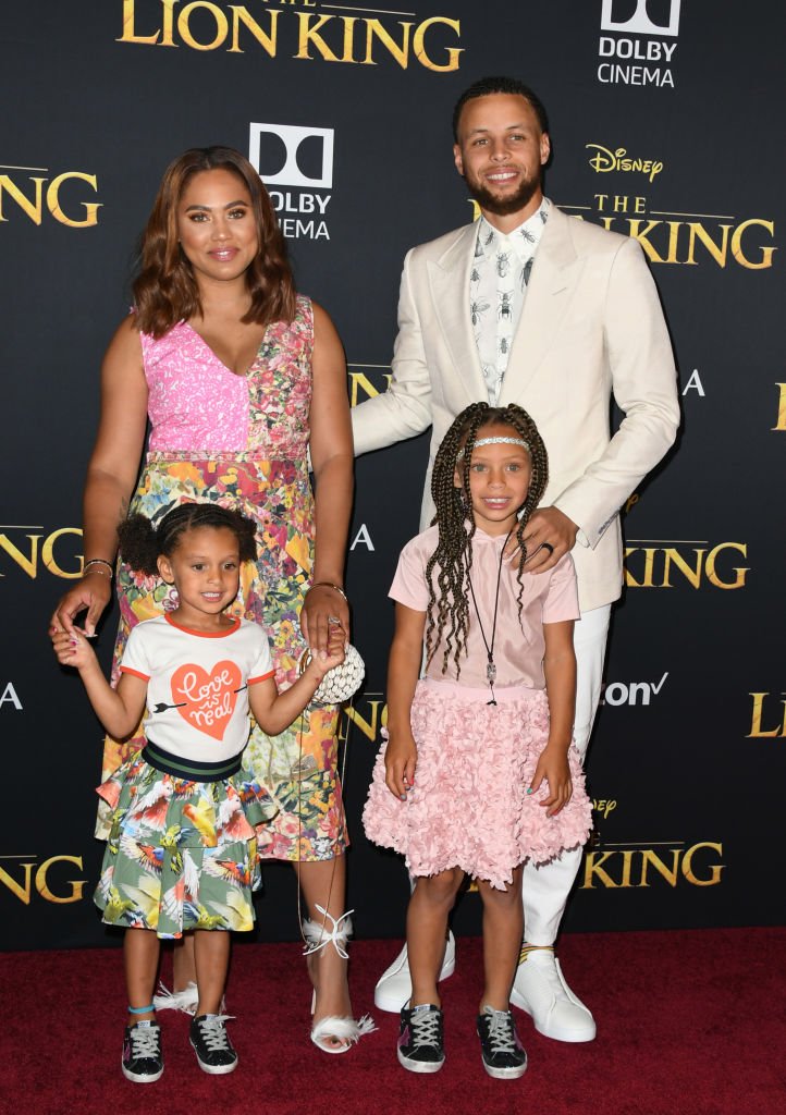 Stephen Curry, Ayesha Curry and kids attend the premiere of Disney's "The Lion King"| Photo: Getty Images