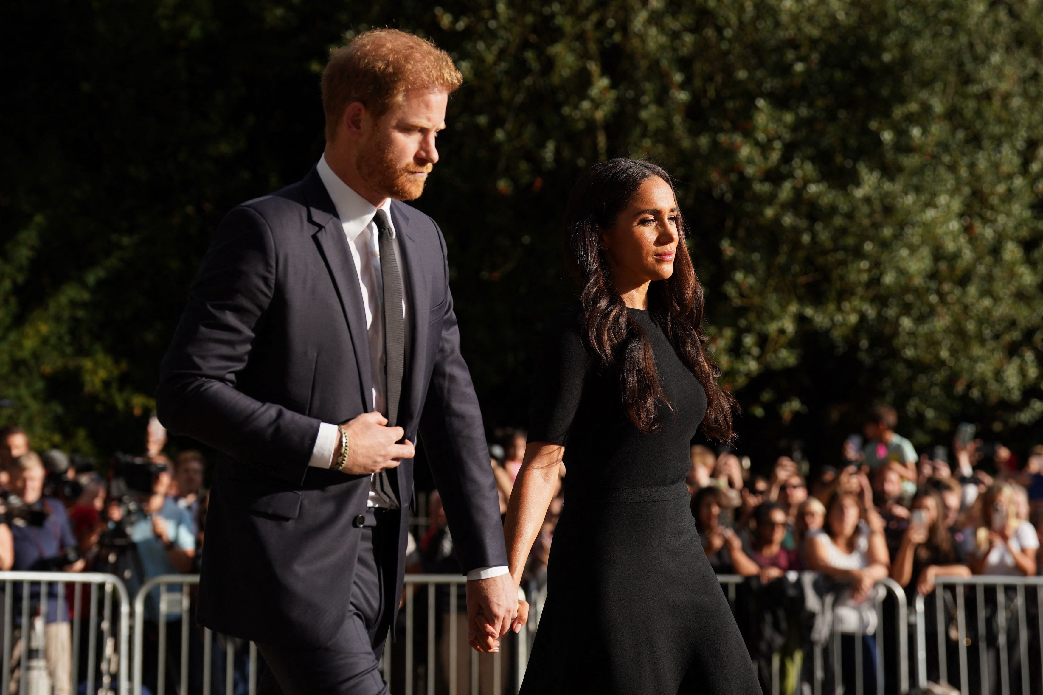 Prinz Harry, Herzog von Sussex, und Meghan, Herzogin von Sussex, kommen am 10. September 2022, um auf dem Long Walk in Windsor Castle florale Ehrungen zu sehen | Quelle: Getty Images