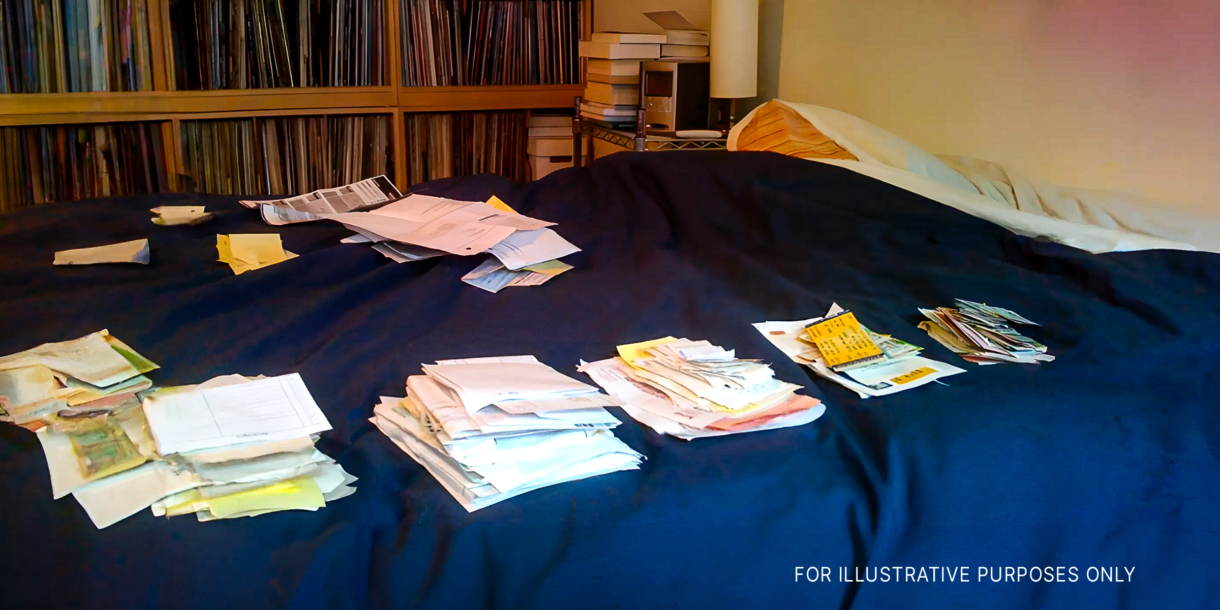 Piles of receipts on a bed | Source: flickr.com/CousinJacob/CC BY-SA 2.0