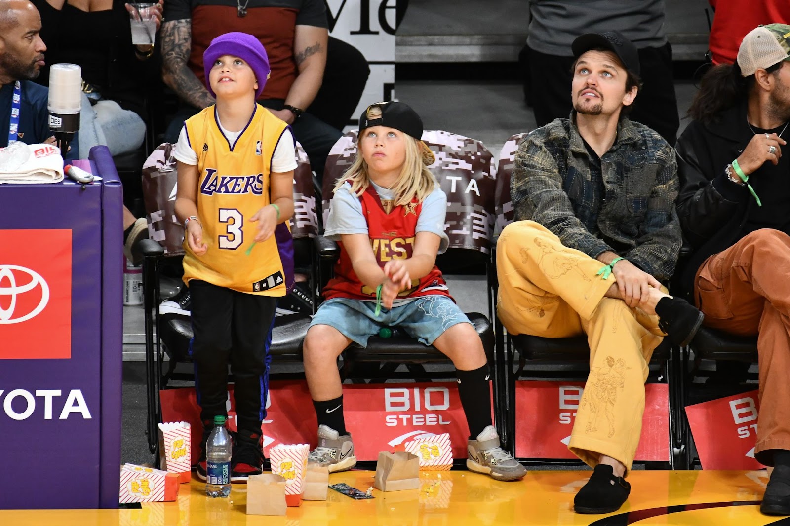 Ray Nicholson at a basketball game on November 6, 2022, in Los Angeles, California. | Source: Getty Images