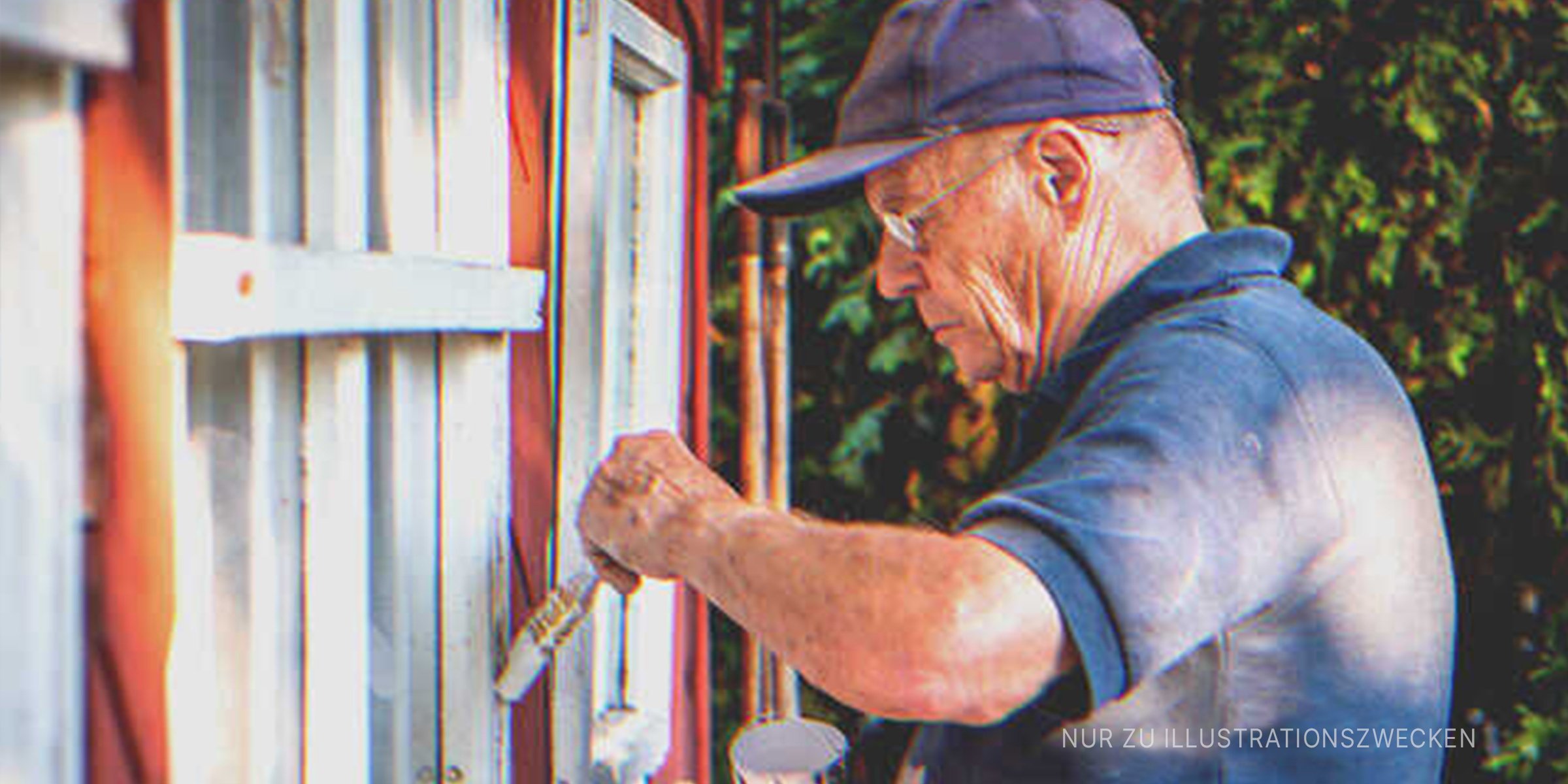 Mann streicht Fensterbank. | Quelle: Shutterstock