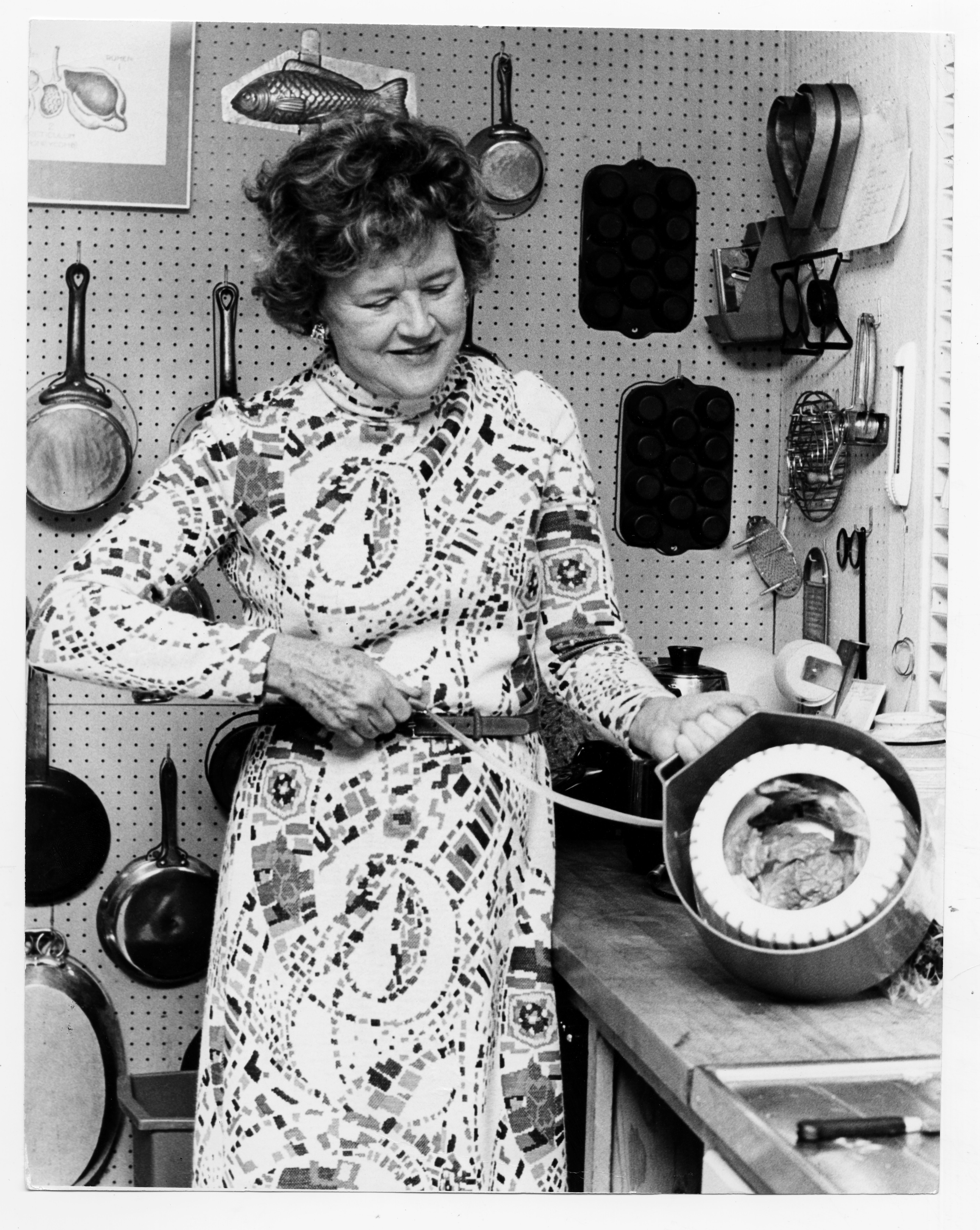 Julia Child dries lettuce at her home in Cambridge Massachusetts on October 19, 1972. Photo: Getty Images