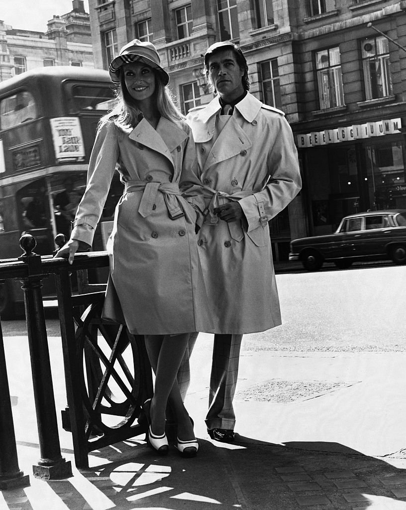 Les top modèles londoniens portent des imperméables de la collection printemps 1974 de la société de vêtements classiques Burberry's. La femme modèle Glenco tandis que l'homme porte le Trench 40. | Photo : Getty Images