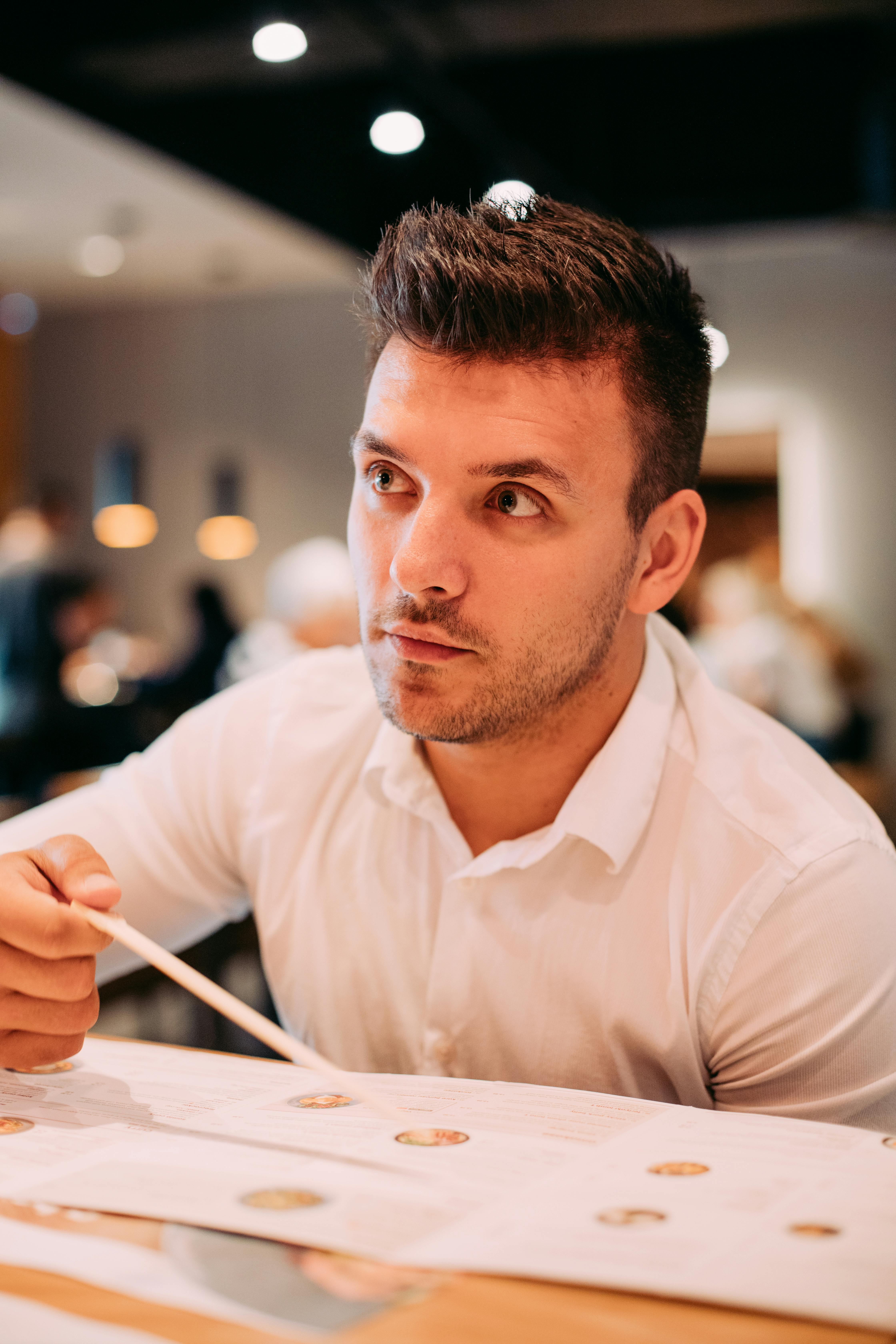 A man holding a chopstick | Source: Pexels