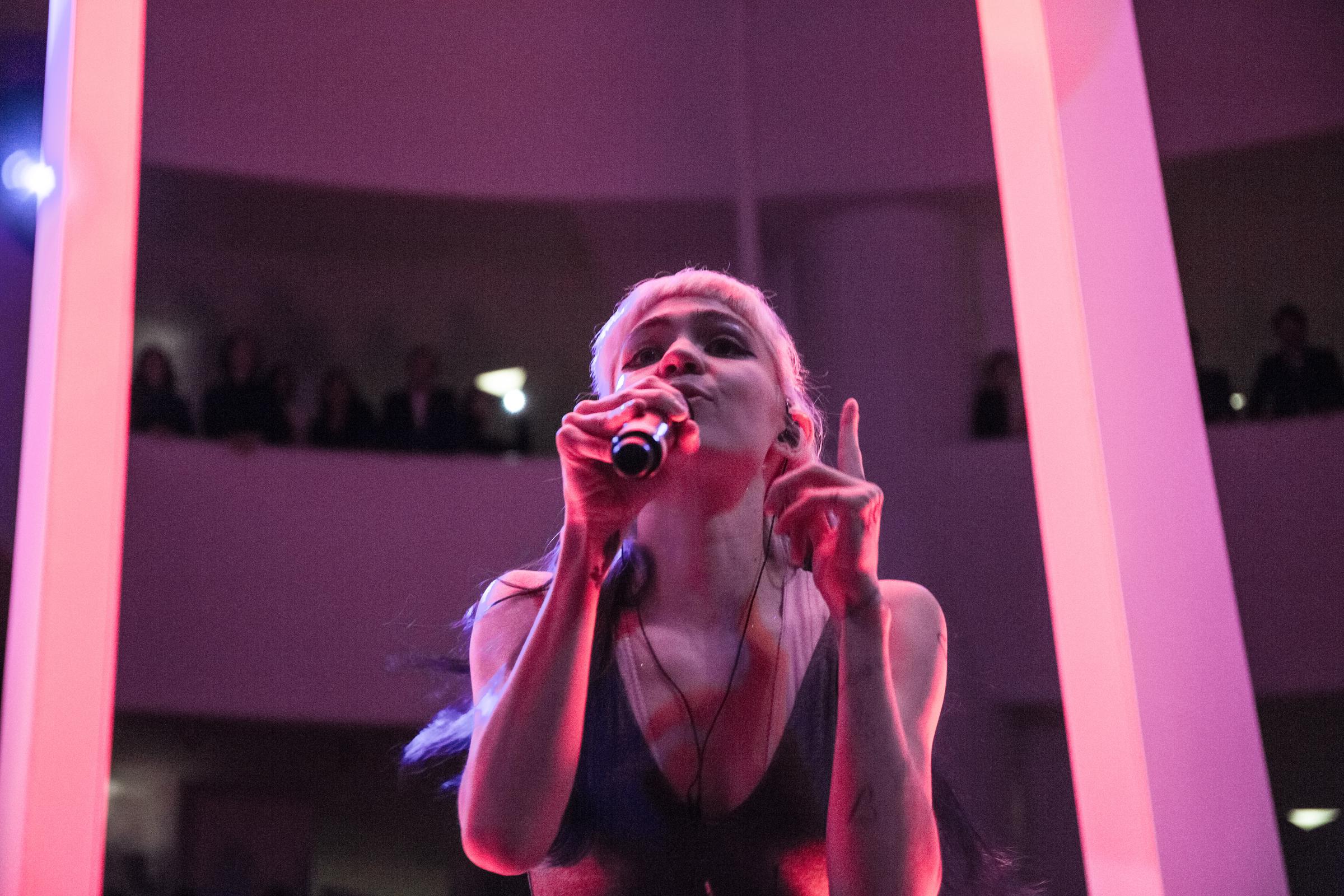 Grimes performs at the Guggenheim Museum in New York on November 4, 2015 | Source: Getty Images