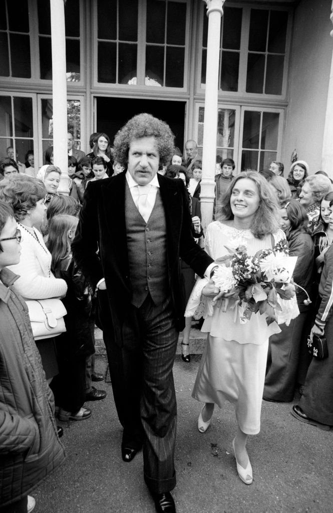 Mariage du chanteur Mort Shuman avec Elisabeth Moreau à Villiers-Saint-Benoît le 28 septembre 1974, France. | Photo : Getty Images Mariage du chanteur Mort Shuman avec Elisabeth Moreau à Villiers-Saint-Benoît le 28 septembre 1974, France. | Photo : Getty Images
