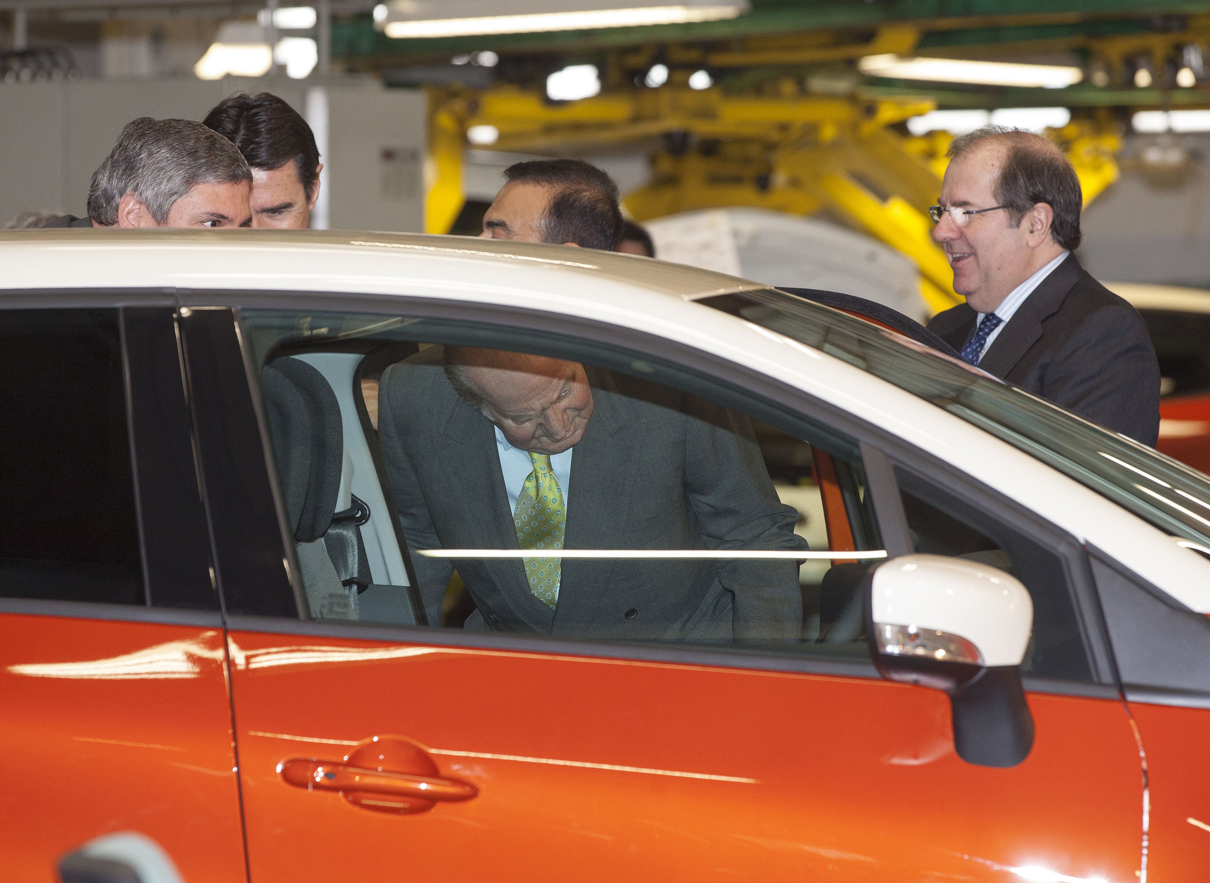 Juan Carlos de España mirando un coche durante la inauguración del nuevo modelo Renault Captur en Valladolid, el 5 de febrero de 2013. | Foto: Getty Images