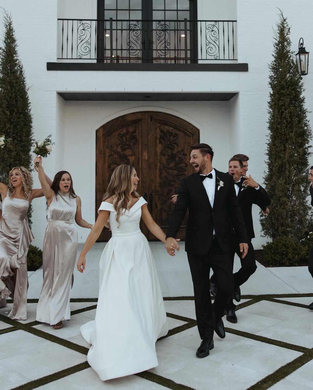 Hand in hand, Jana Duggar and Stephen Wissmann exit the venue with wide smiles, joined by their bridal party in a lively walk of celebration. | Source: Instagram/janamduggar