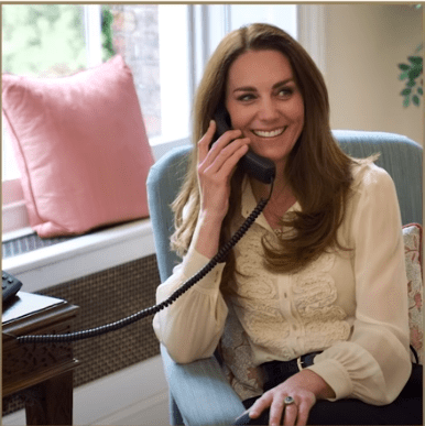 Kate Middleton atendiendo llamadas en el video "Cancelled". | Foto: Captura de YouTube/The Duke and Duchess of Cambridge.