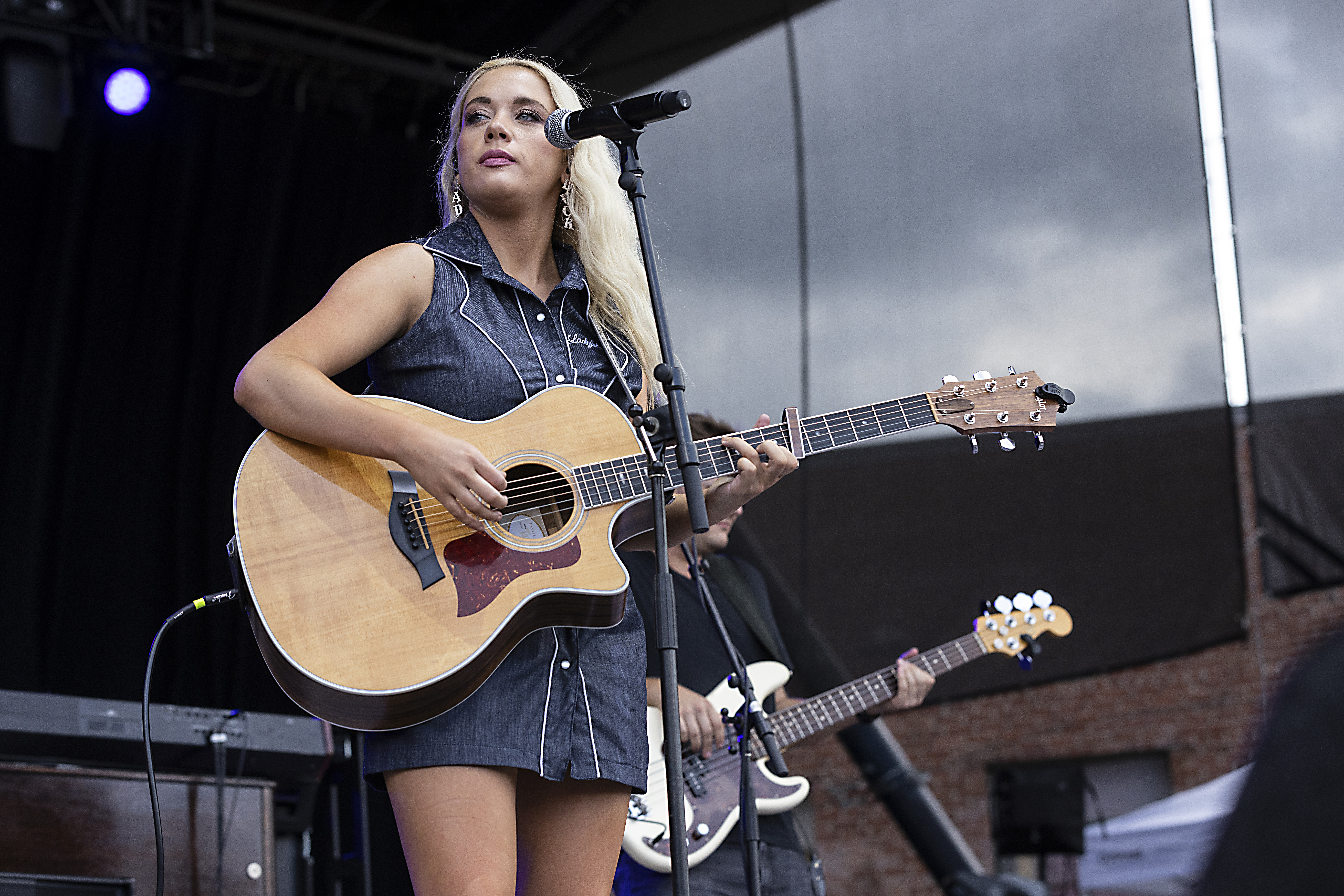 Megan Moroney performs at Charlotte Metro Credit Union Amphitheatre on August 27, 2022, in Charlotte, North Carolina. | Source: Getty Images
