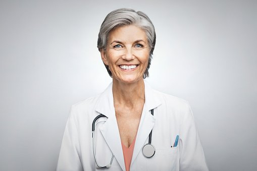 Portrait d'un médecin en chef souriant sur fond blanc. | Photo : Getty Images Portrait d'un médecin en chef souriant sur fond blanc. | Photo : Getty Images