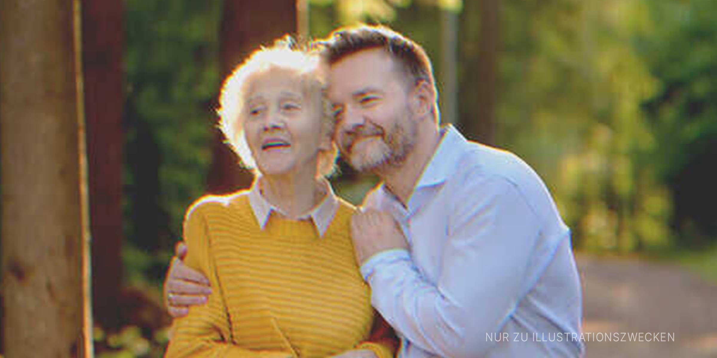 Ein junger Mann umarmt eine ältere Frau | Quelle: Shutterstock