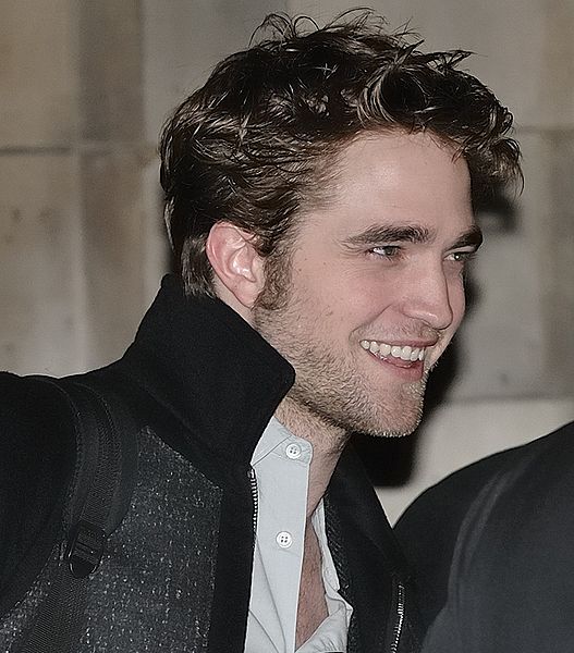 Robert Pattinson tras la sesión de fotos de ‘Crepúsculo: Luna Nueva’ en el Hotel Crillon en París, Francia, el 10 de noviembre de 2009. | Foto: Wikipedia